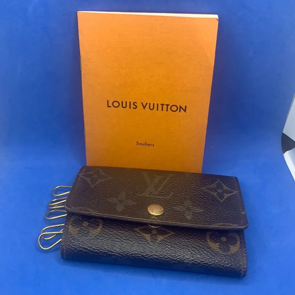 🤎 Louis‎ Vuitton Monogram signature design LV Logo 6 key holder